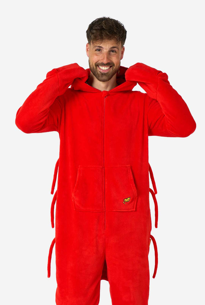 Een man draagt een rode kreeft onesie, onderdeel van de OppoSuits dieren onesie collectie.