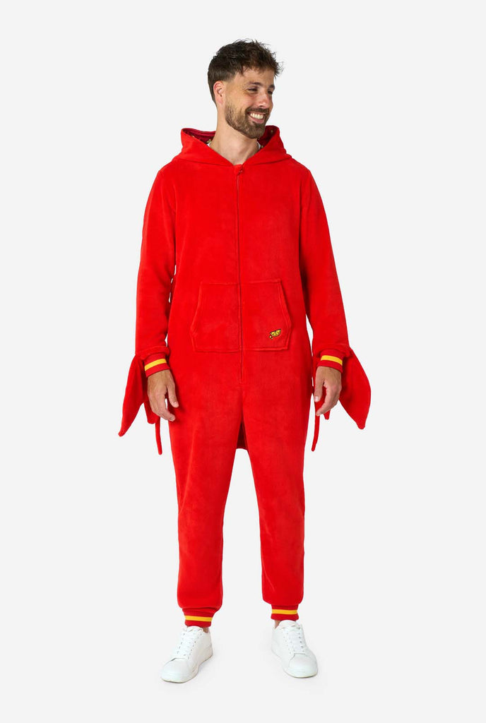 Een man draagt een rode kreeft onesie, onderdeel van de OppoSuits dieren onesie collectie.