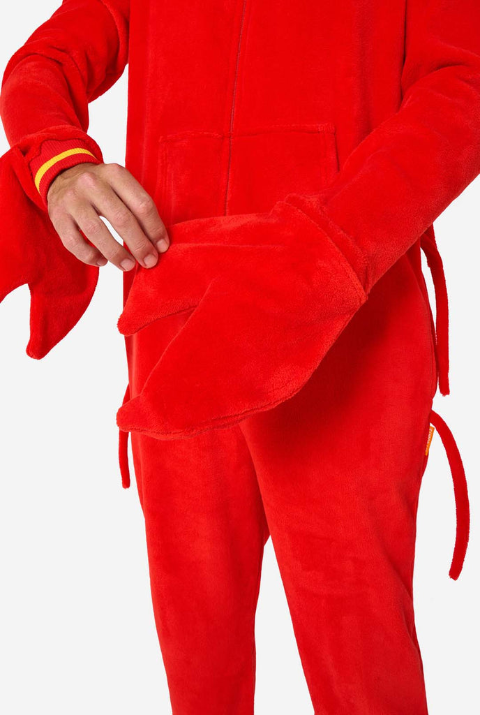 Een man draagt een rode kreeft onesie, onderdeel van de OppoSuits dieren onesie collectie.