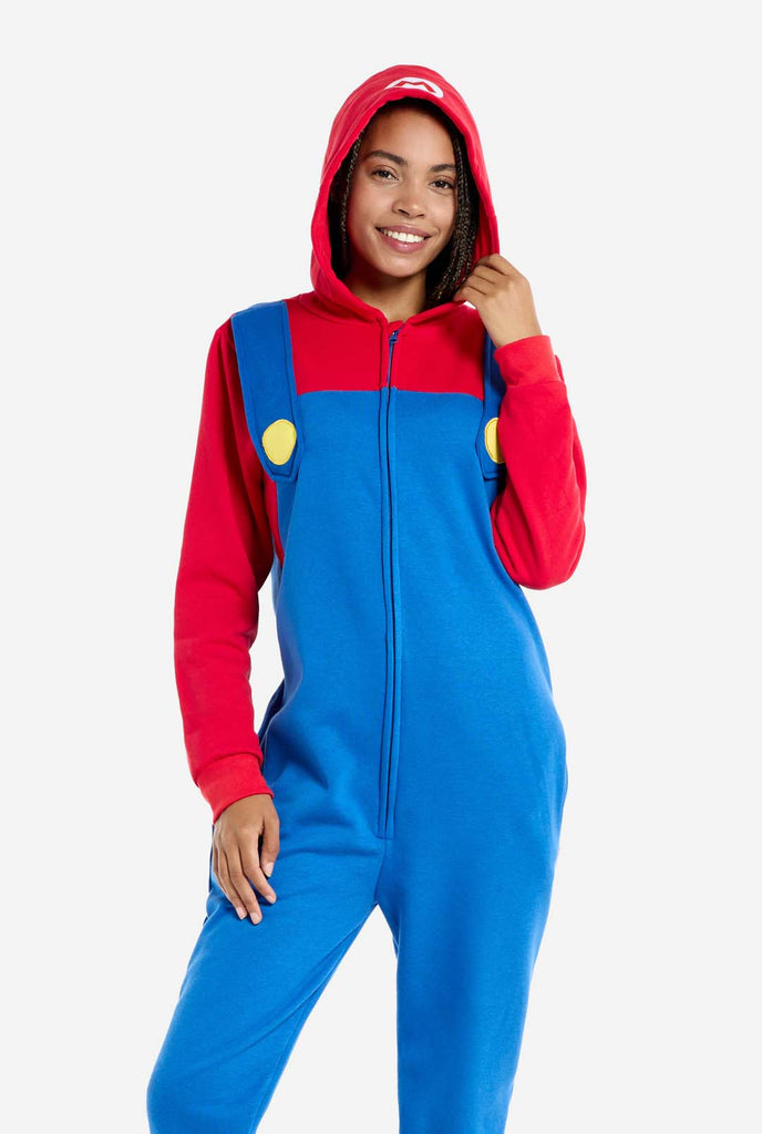 Vrouw draagt unisex onesie voor volwassenen met Super Mario-print