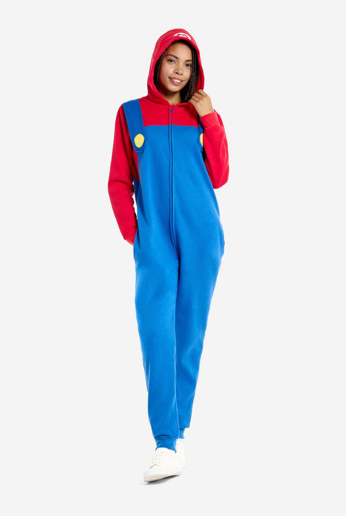 Vrouw draagt unisex onesie voor volwassenen met Super Mario-print