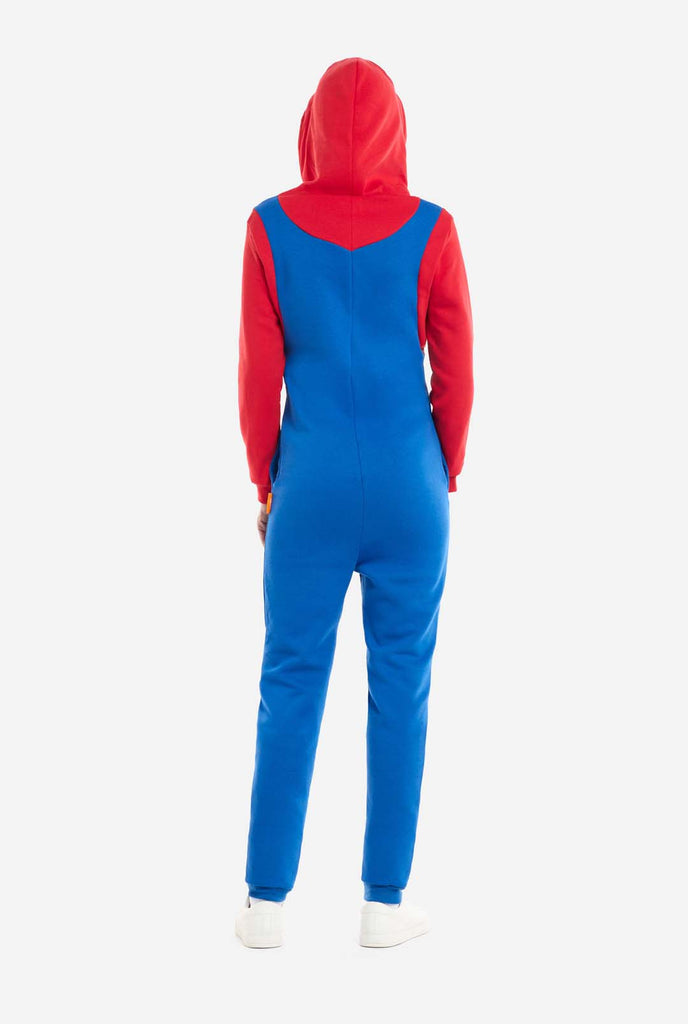 Vrouw draagt unisex onesie voor volwassenen met Super Mario-print