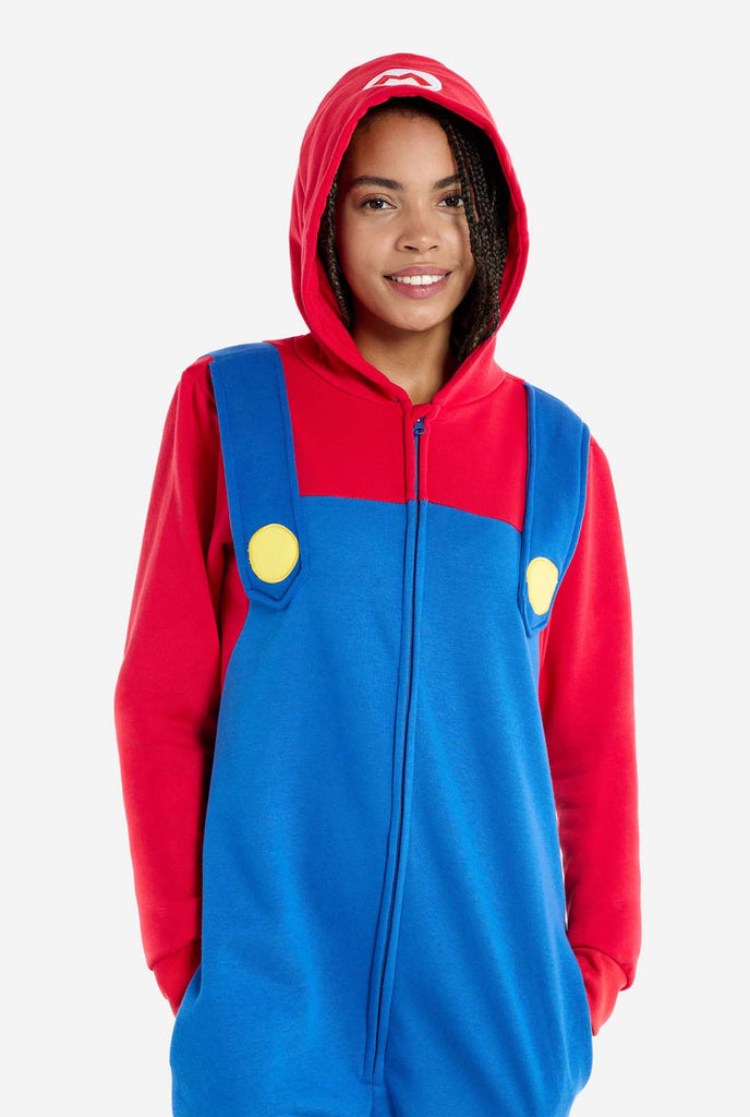 Vrouw draagt unisex onesie voor volwassenen met Super Mario-print