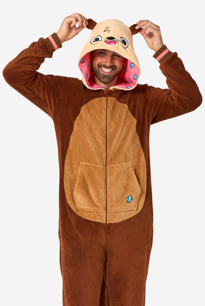 Een man draagt een bruine otter onesie, onderdeel van de OppoSuits dieren onesie collectie.