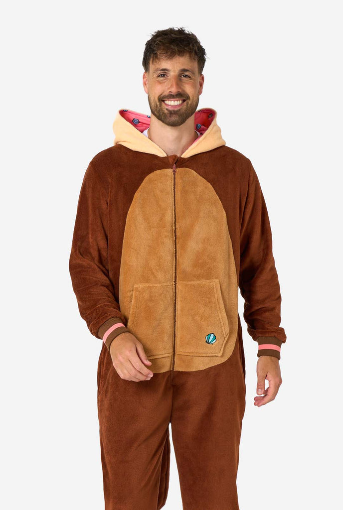 Een man draagt een bruine otter onesie, onderdeel van de OppoSuits dieren onesie collectie.