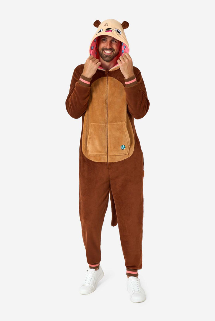 Een man draagt een bruine otter onesie, onderdeel van de OppoSuits dieren onesie collectie.