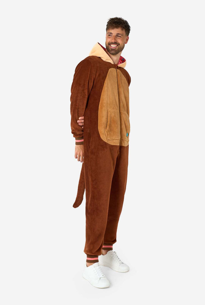 Een man draagt een bruine otter onesie, onderdeel van de OppoSuits dieren onesie collectie.