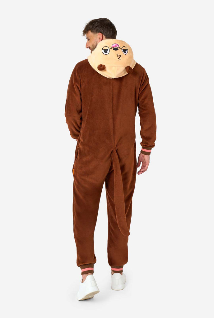 Een man draagt een bruine otter onesie, onderdeel van de OppoSuits dieren onesie collectie.