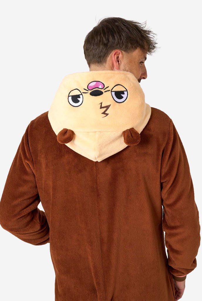 Een man draagt een bruine otter onesie, onderdeel van de OppoSuits dieren onesie collectie.