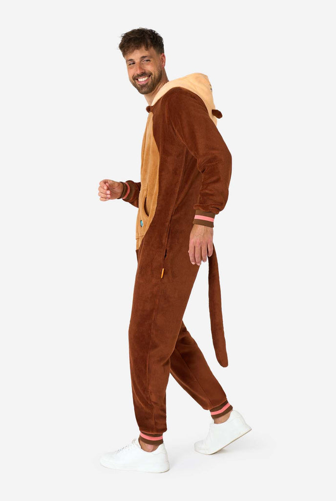 Een man draagt een bruine otter onesie, onderdeel van de OppoSuits dieren onesie collectie.