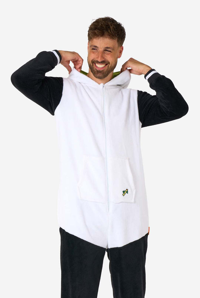 Een man draagt een zwart met witte panda onesie, onderdeel van de OppoSuits dieren onesie collectie.