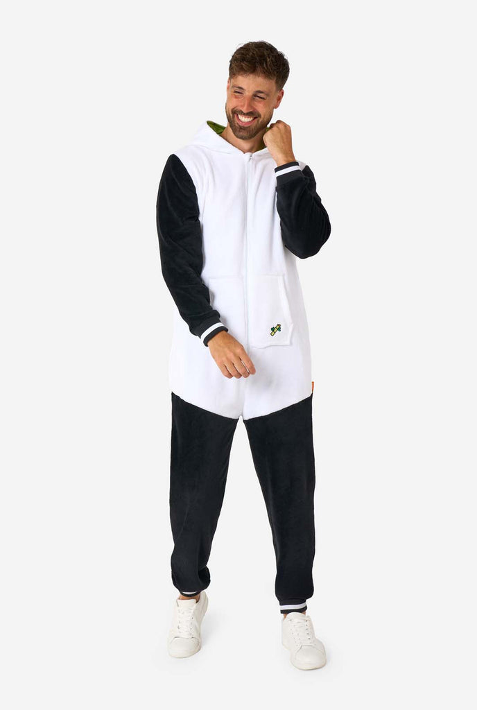 Een man draagt een zwart met witte panda onesie, onderdeel van de OppoSuits dieren onesie collectie.