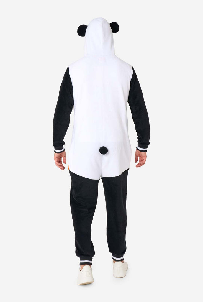 Een man draagt een zwart met witte panda onesie, onderdeel van de OppoSuits dieren onesie collectie.