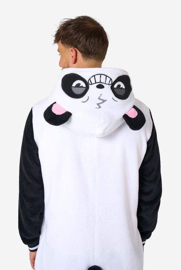 Een man draagt een zwart met witte panda onesie, onderdeel van de OppoSuits dieren onesie collectie.