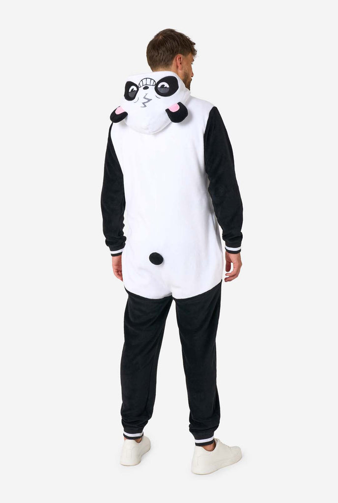 Een man draagt een zwart met witte panda onesie, onderdeel van de OppoSuits dieren onesie collectie.