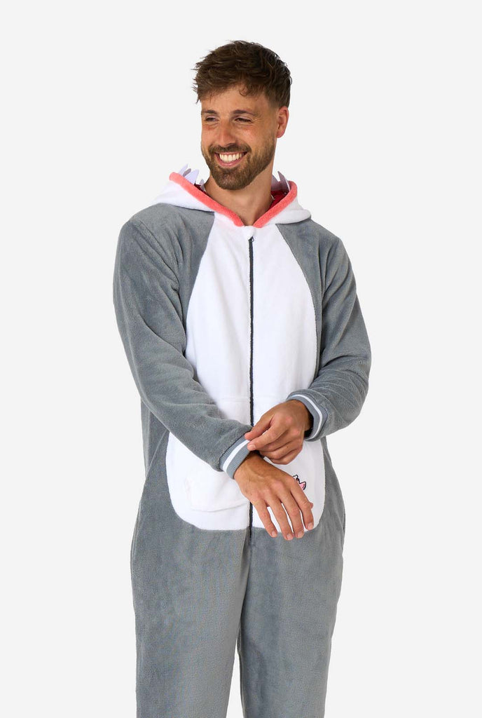 Een man draagt een grijs met witte haaien onesie, onderdeel van de OppoSuits dieren onesie collectie.