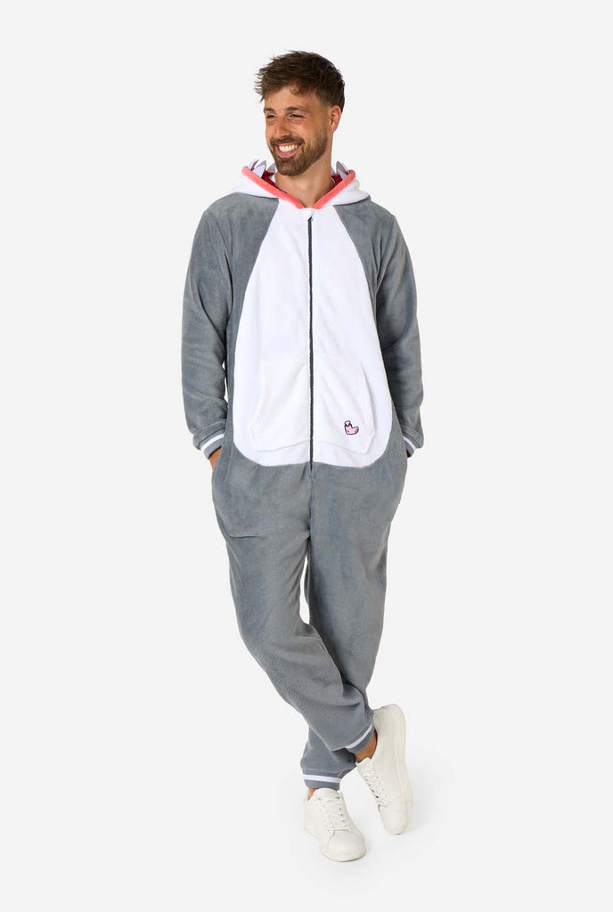 Een man draagt een grijs met witte haaien onesie, onderdeel van de OppoSuits dieren onesie collectie.