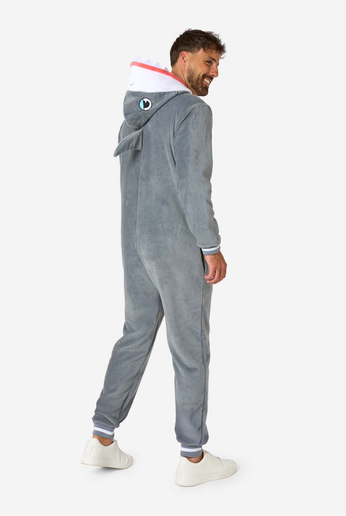 Een man draagt een grijs met witte haaien onesie, onderdeel van de OppoSuits dieren onesie collectie.