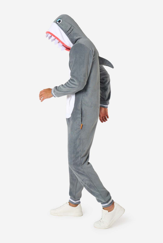 Een man draagt een grijs met witte haaien onesie, onderdeel van de OppoSuits dieren onesie collectie.