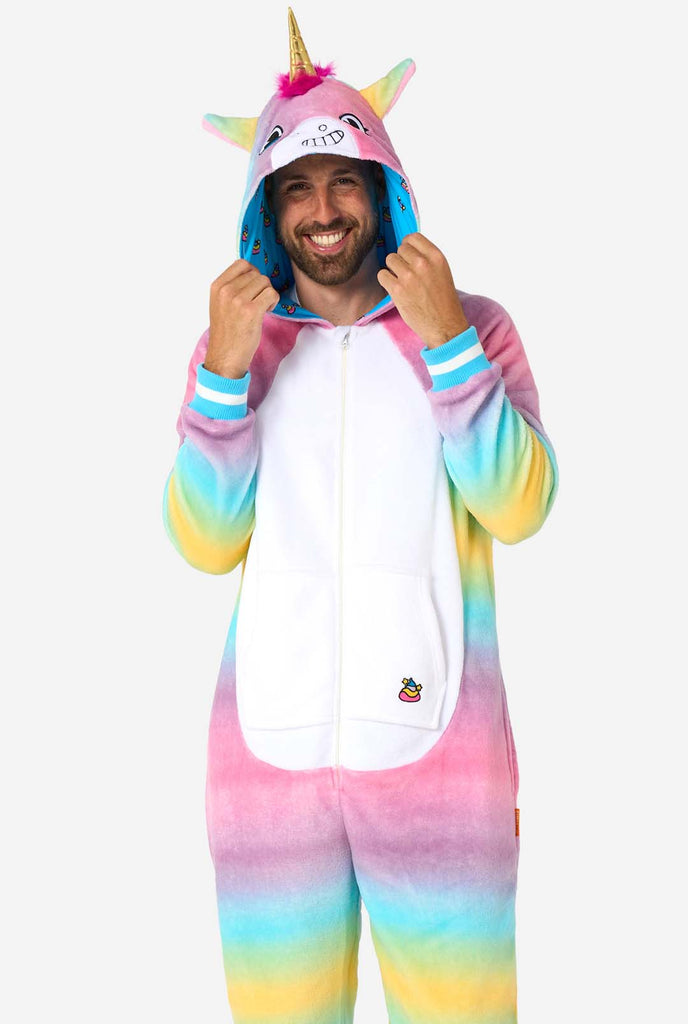 Een man draagt een wit met roze unicorn onesie, onderdeel van de OppoSuits dieren onesie collectie.