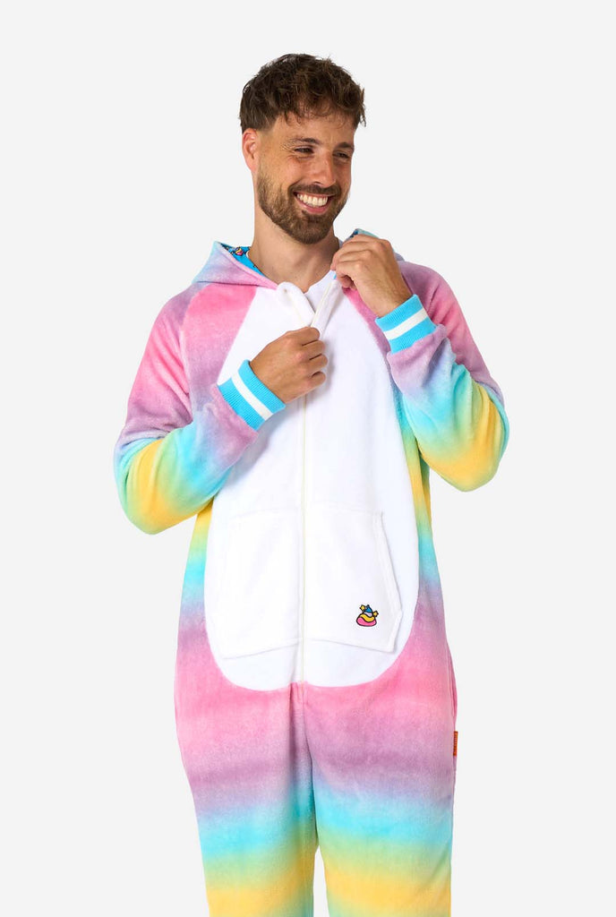 Een man draagt een wit met roze unicorn onesie, onderdeel van de OppoSuits dieren onesie collectie.