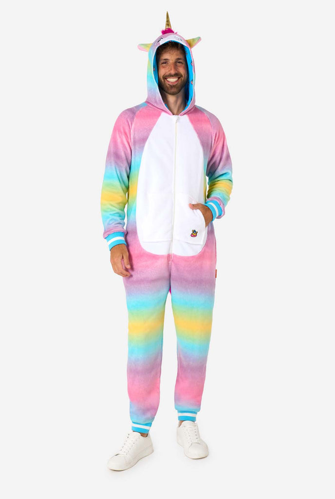 Een man draagt een wit met roze unicorn onesie, onderdeel van de OppoSuits dieren onesie collectie.