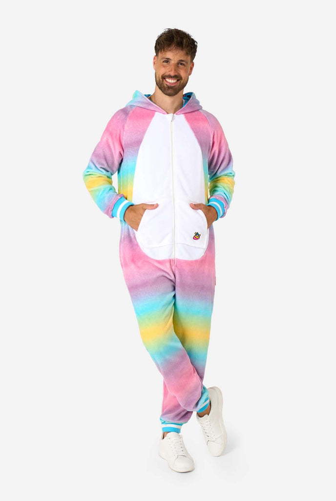 Een man draagt een wit met roze unicorn onesie, onderdeel van de OppoSuits dieren onesie collectie.