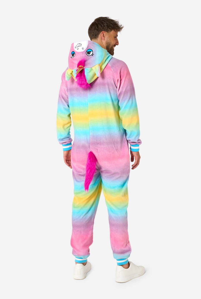 Een man draagt een wit met roze unicorn onesie, onderdeel van de OppoSuits dieren onesie collectie.