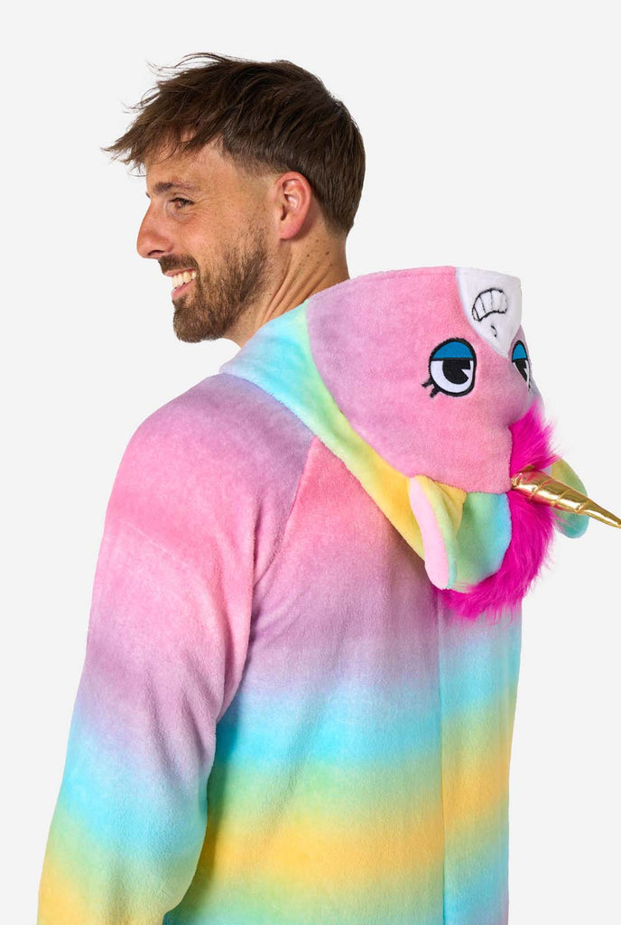 Een man draagt een wit met roze unicorn onesie, onderdeel van de OppoSuits dieren onesie collectie.