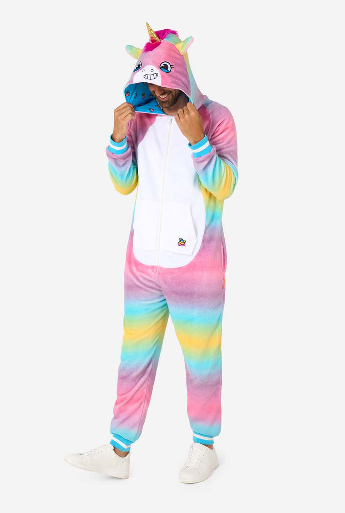 Een man draagt een wit met roze unicorn onesie, onderdeel van de OppoSuits dieren onesie collectie.