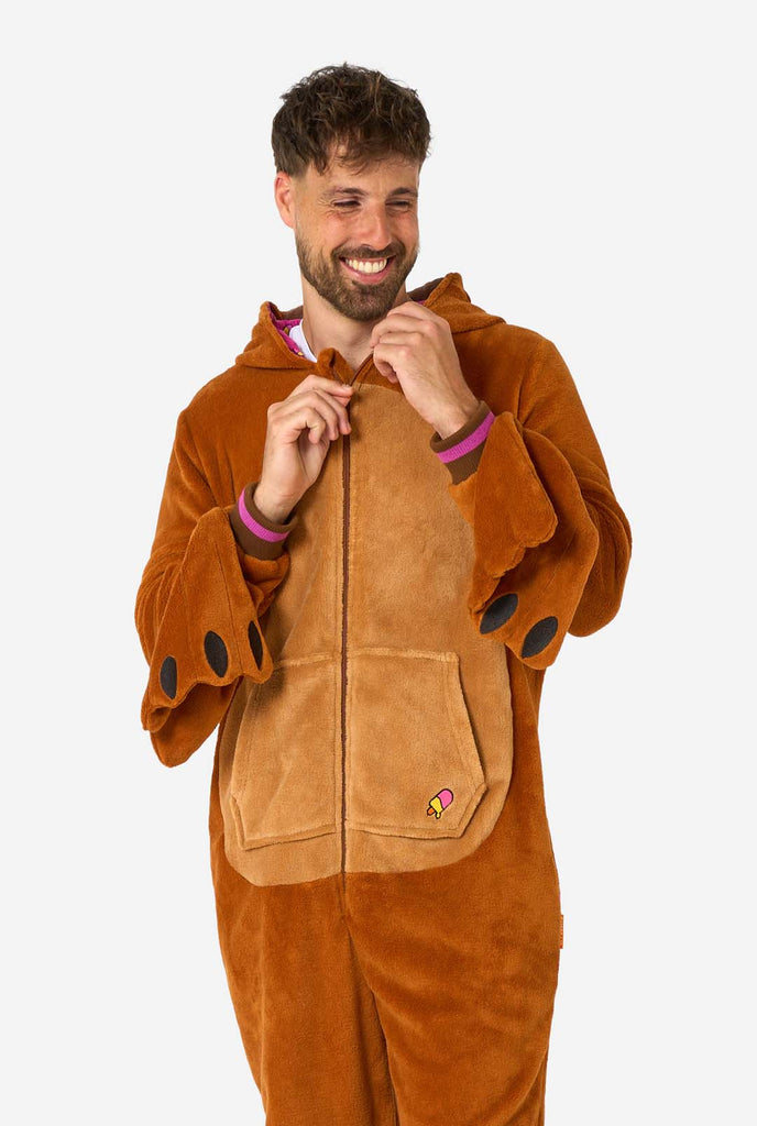 Een man draagt een bruine walrus onesie, onderdeel van de OppoSuits dieren onesie collectie.