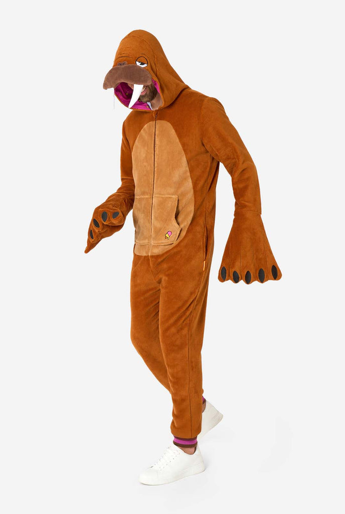 Een man draagt een bruine walrus onesie, onderdeel van de OppoSuits dieren onesie collectie.