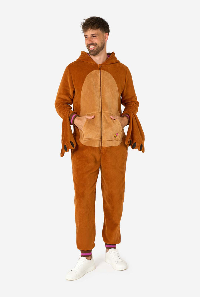 Een man draagt een bruine walrus onesie, onderdeel van de OppoSuits dieren onesie collectie.