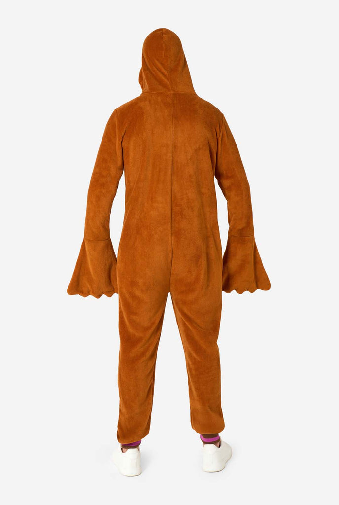 Een man draagt een bruine walrus onesie, onderdeel van de OppoSuits dieren onesie collectie.