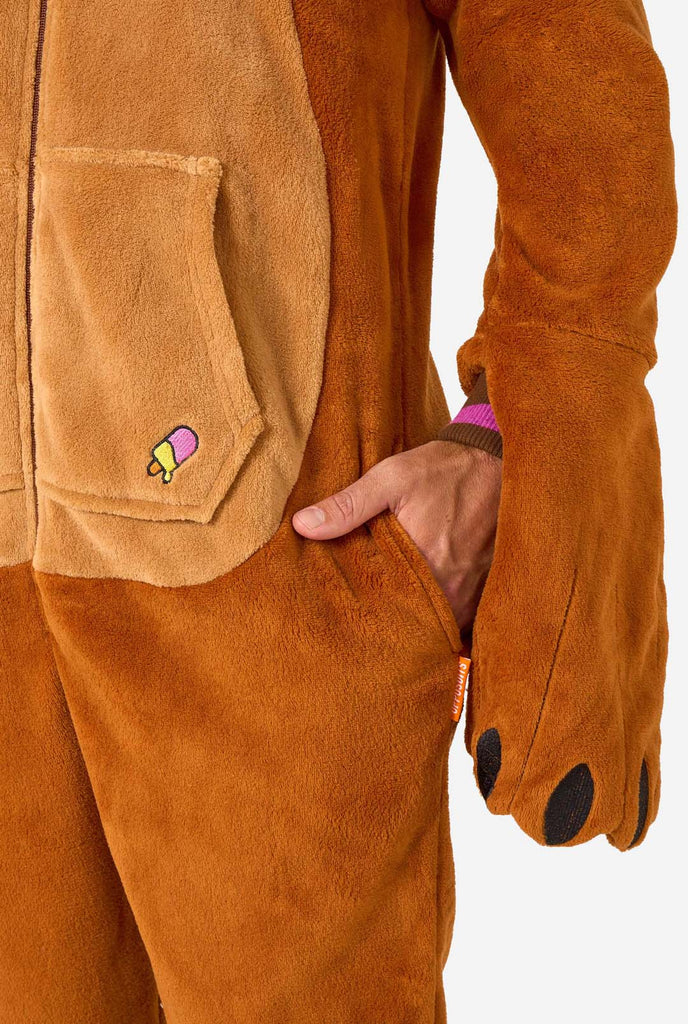 Een man draagt een bruine walrus onesie, onderdeel van de OppoSuits dieren onesie collectie.