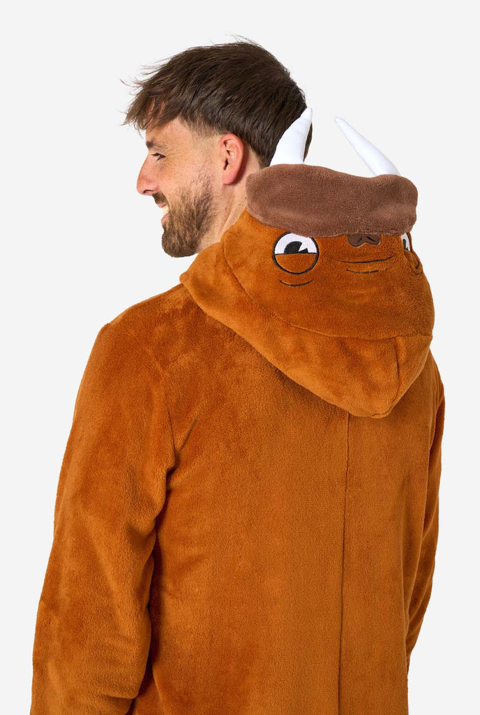 Een man draagt een bruine walrus onesie, onderdeel van de OppoSuits dieren onesie collectie.