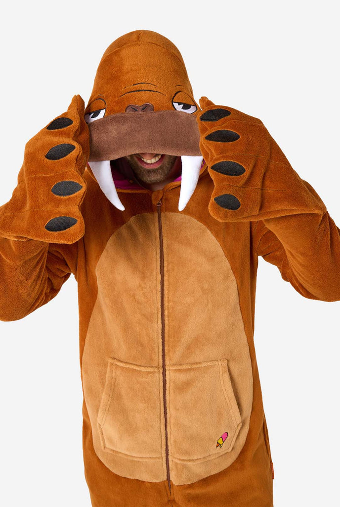 Een man draagt een bruine walrus onesie, onderdeel van de OppoSuits dieren onesie collectie.