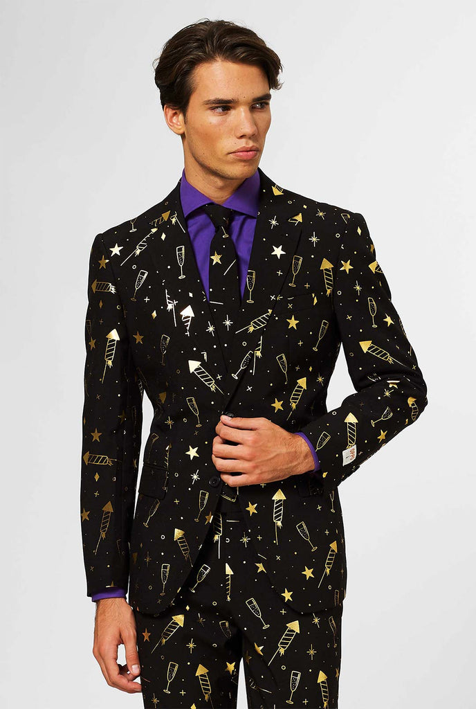 Filmpje van man die een OppoSuits Fancy Fireworks zwart herenpak met Gouden vuurwerk print draagt.