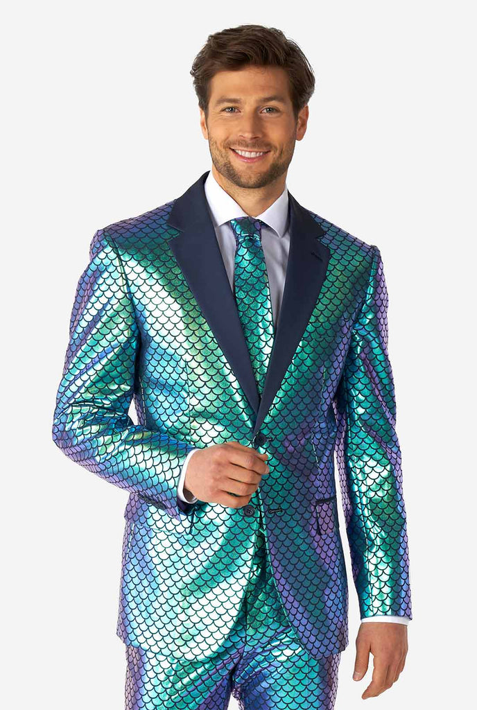 Filmpje van man die een OppoSuits Fancy Fish blauw herenpak met vissenschubben print draagt.