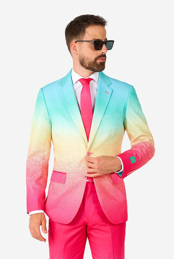 Filmpje van man die een OppoSuits Funky Fade pride regenboog herenpak draagt.