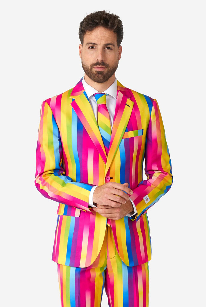 Filmpje van man die een OppoSuits Rainbow Glaze regenboog pride herenpak draagt.