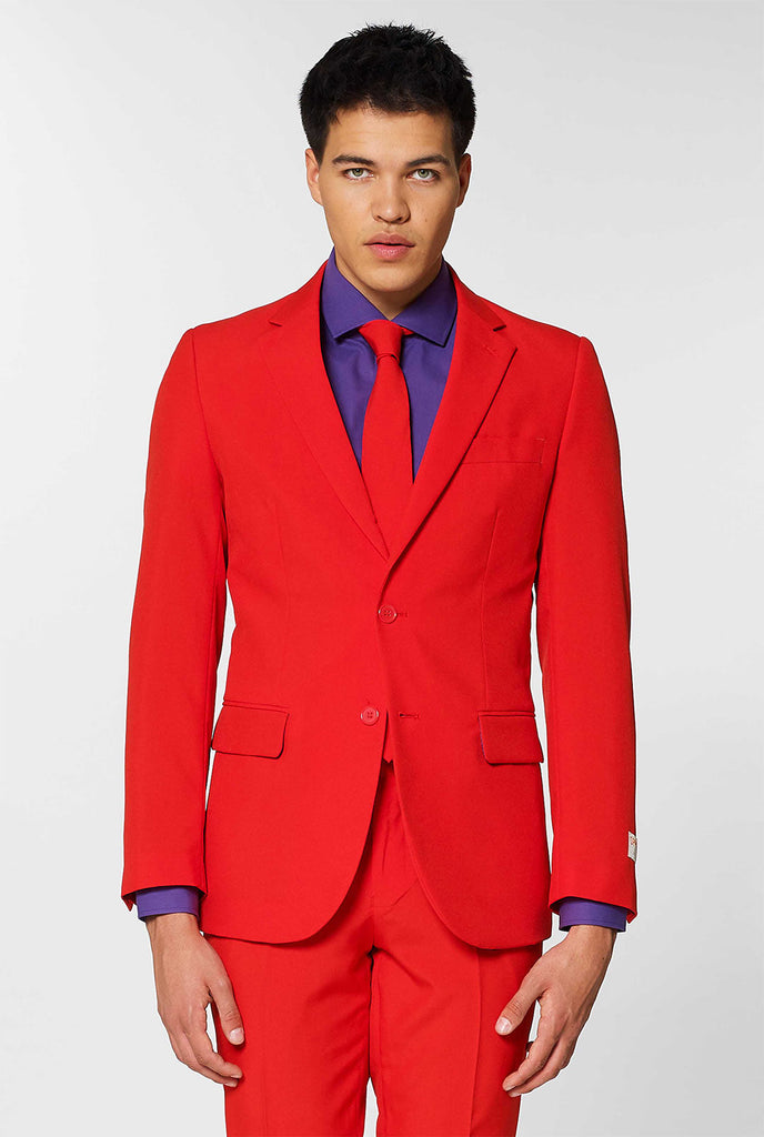 Man draagt OppoSuits Red Devil rood herenpak.