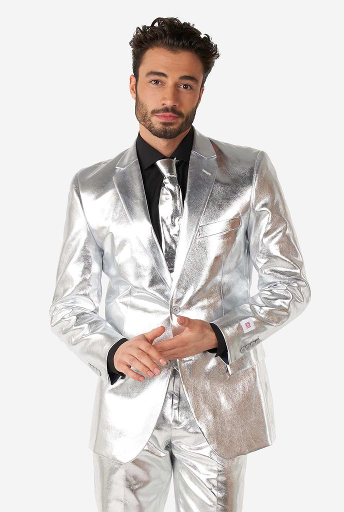 Man draagt OppoSuits Shiny Silver zilver herenpak.