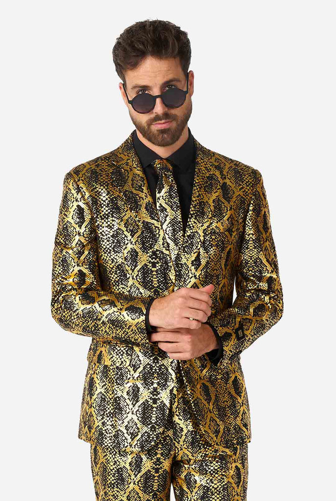 Filmpje van man die een OppoSuits Shiny Snake slangenprint herenpak draagt.