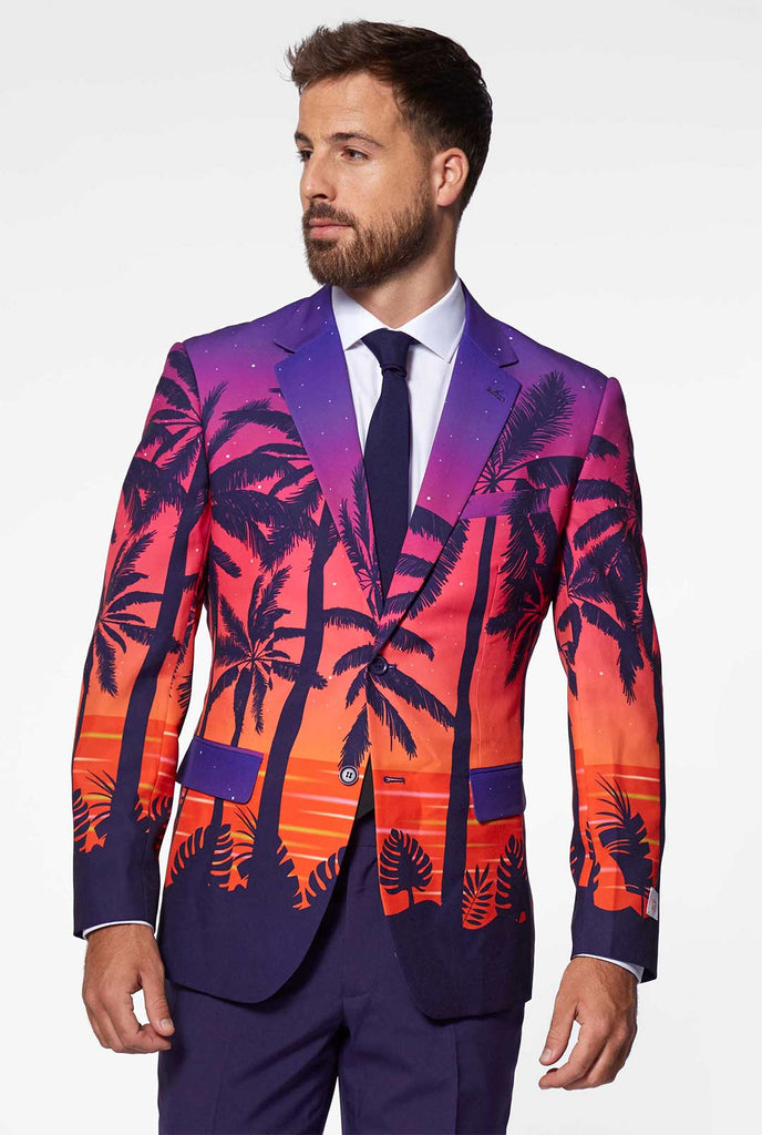 Man draagt OppoSuits Suave Sunset tropische print herenpak.