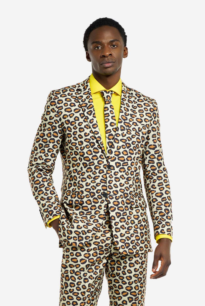 Man draagt OppoSuits The Jag panterprint herenpak.