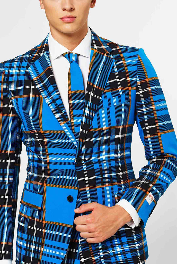 Man draagt ​​blauw tartan herenpak, close -up